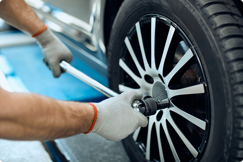 mechanic with black rubber gloves preparing to rem