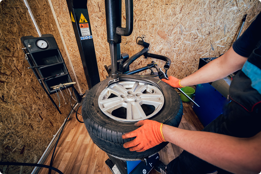 mechanic with black rubber gloves preparing to rem